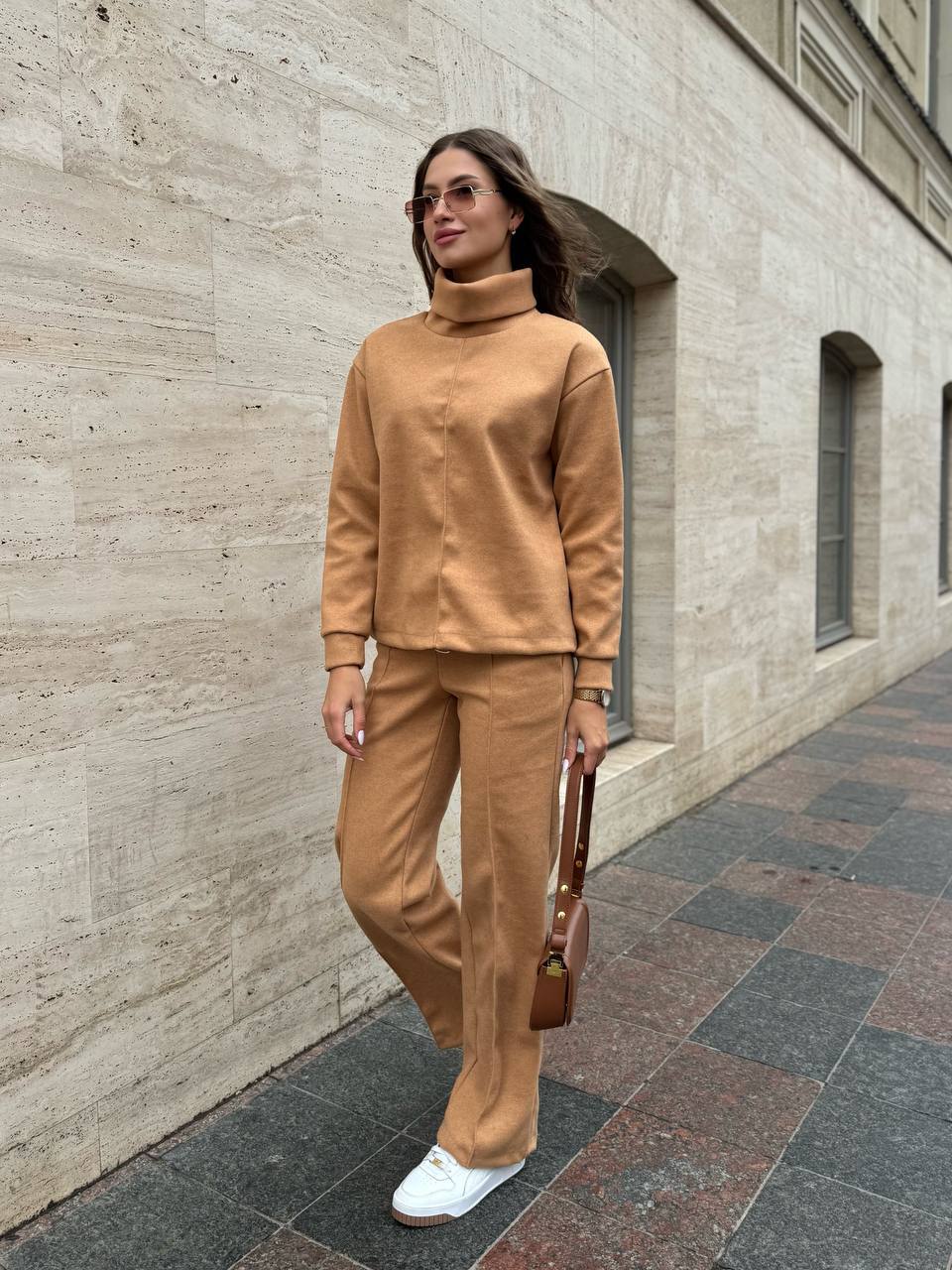 Базовий жiночий костюм з ангори свiтло-коричневого кольору 35319
