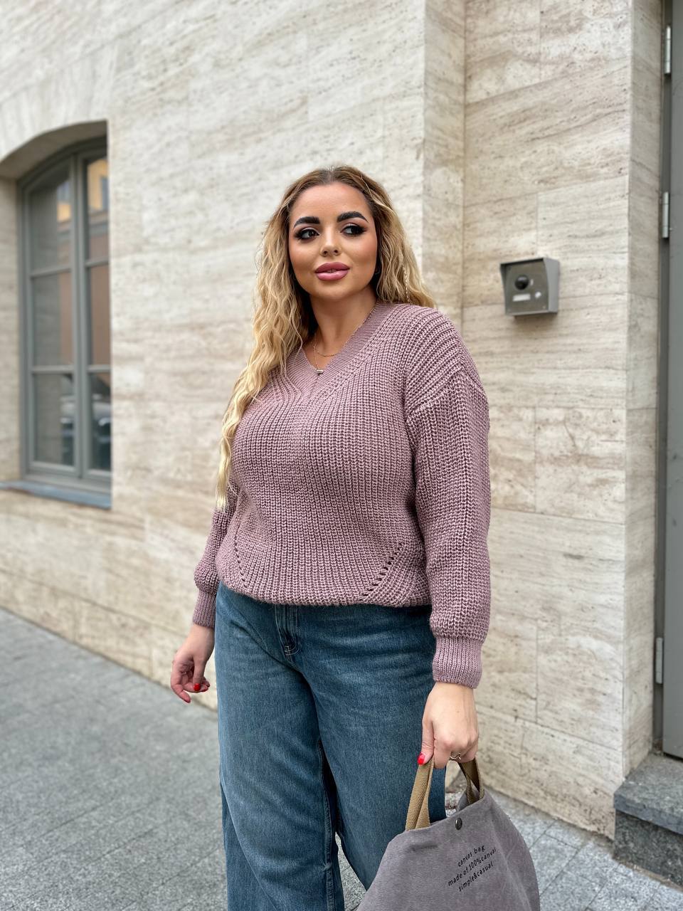 Базовый женский свитер пудрового цвета 34413