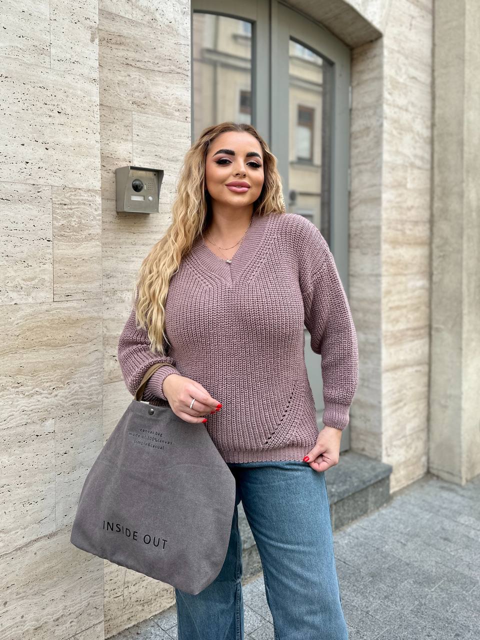 Базовый женский свитер пудрового цвета 34413