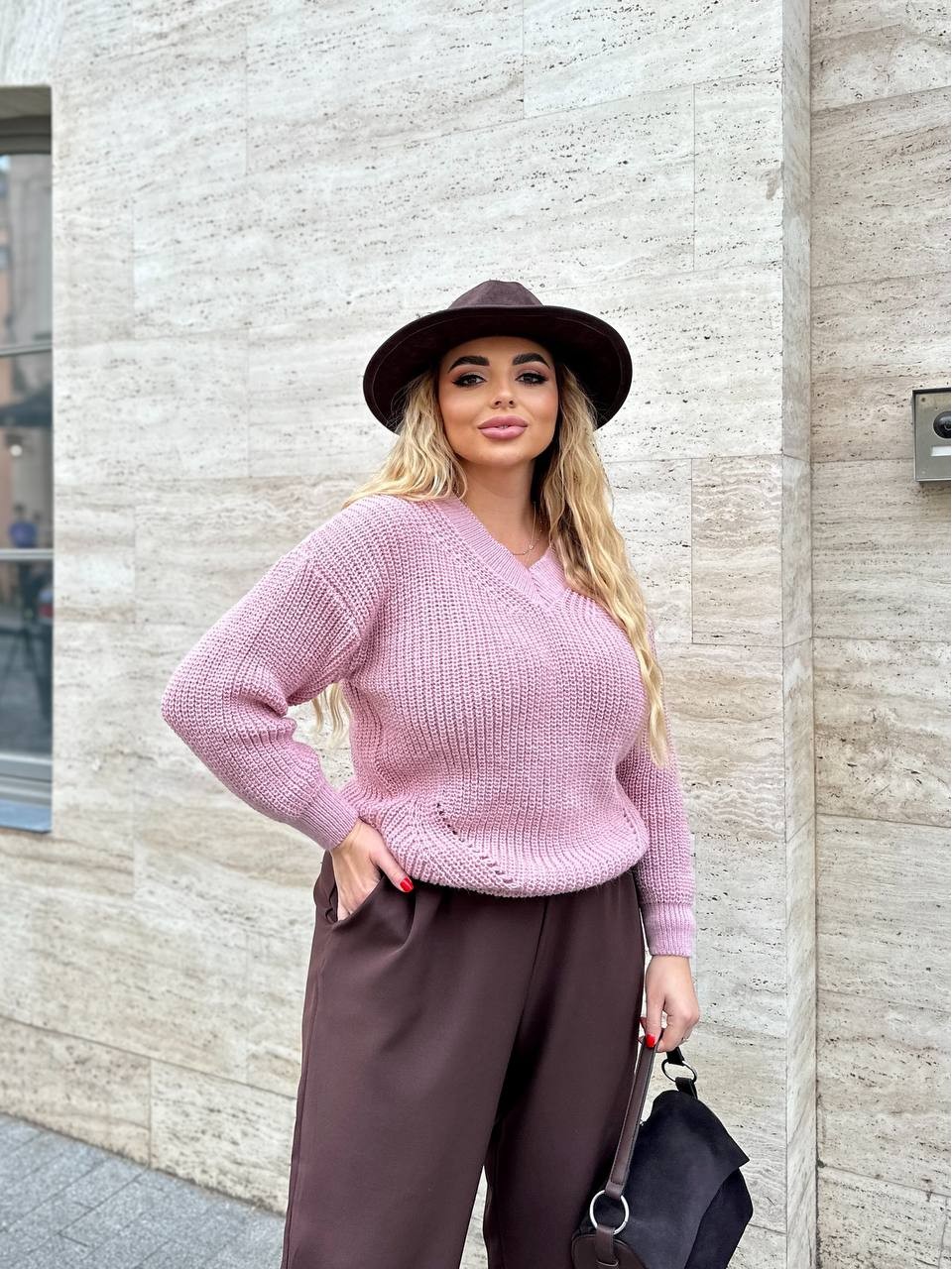 Базовый женский свитер розового цвета 34414