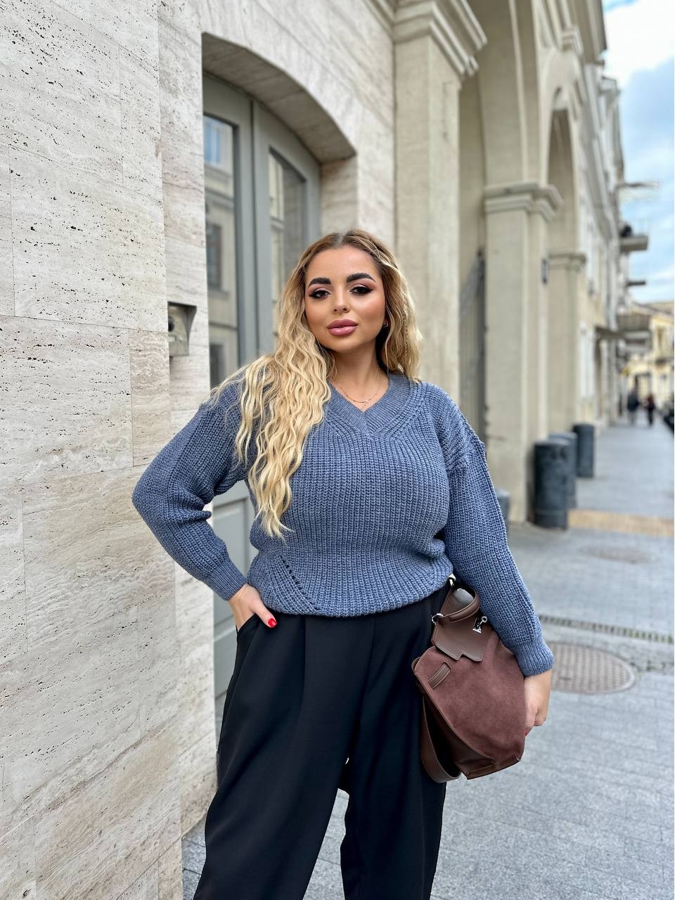 Базовый женский свитер синего цвета 34412