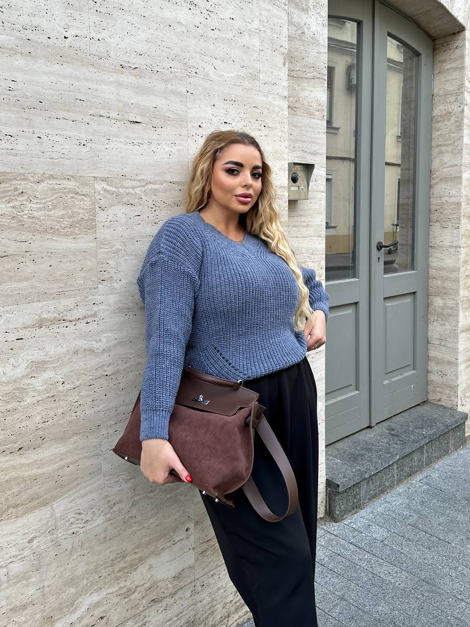 Базовый женский свитер синего цвета 34412