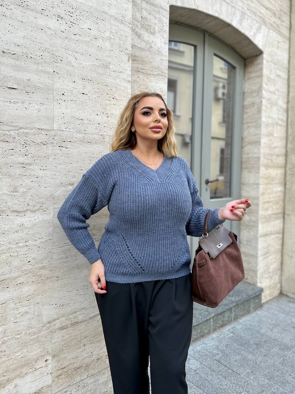 Базовый женский свитер синего цвета 34412