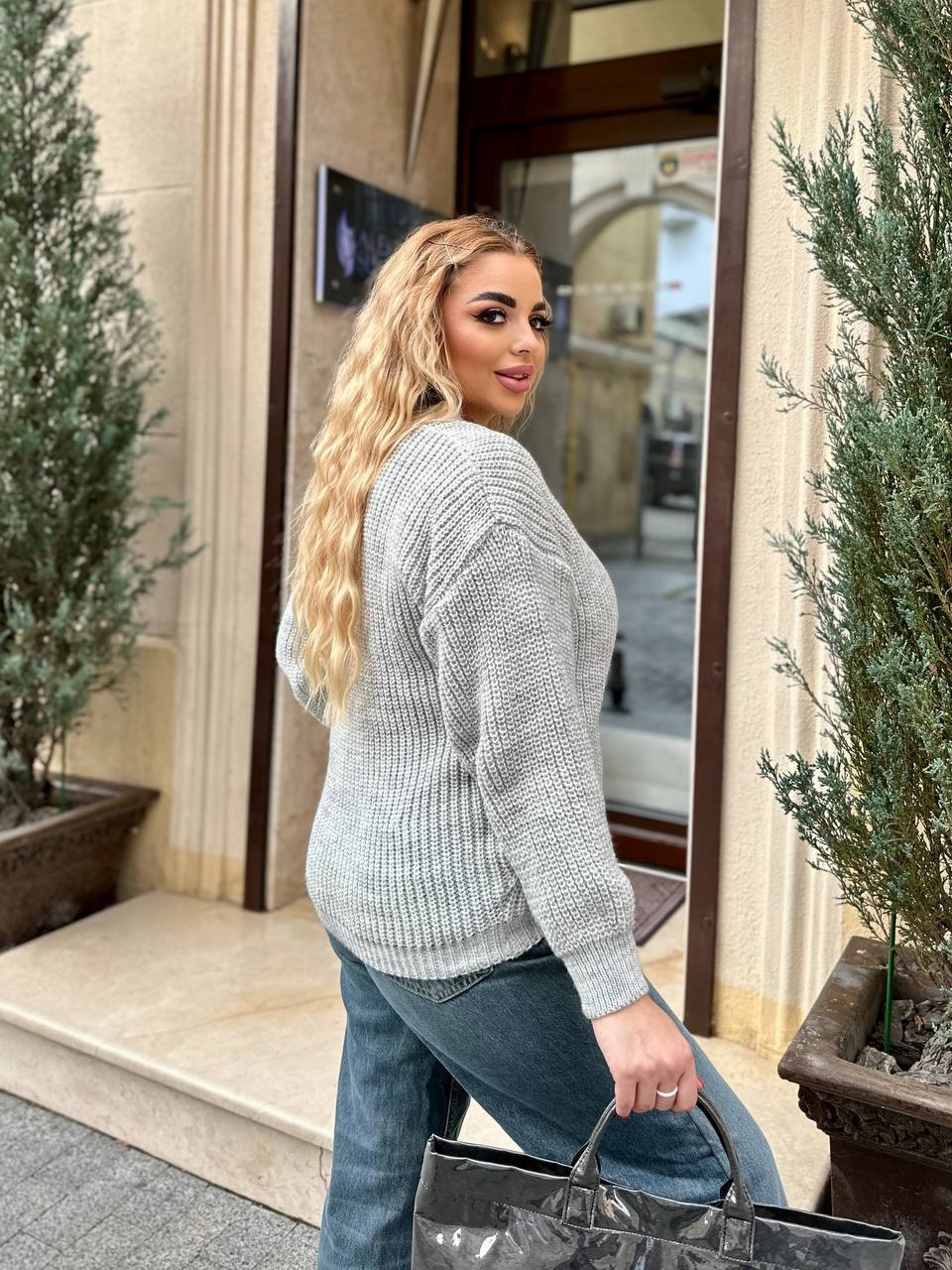 Базовий жіночий светр сiрого кольору 34416