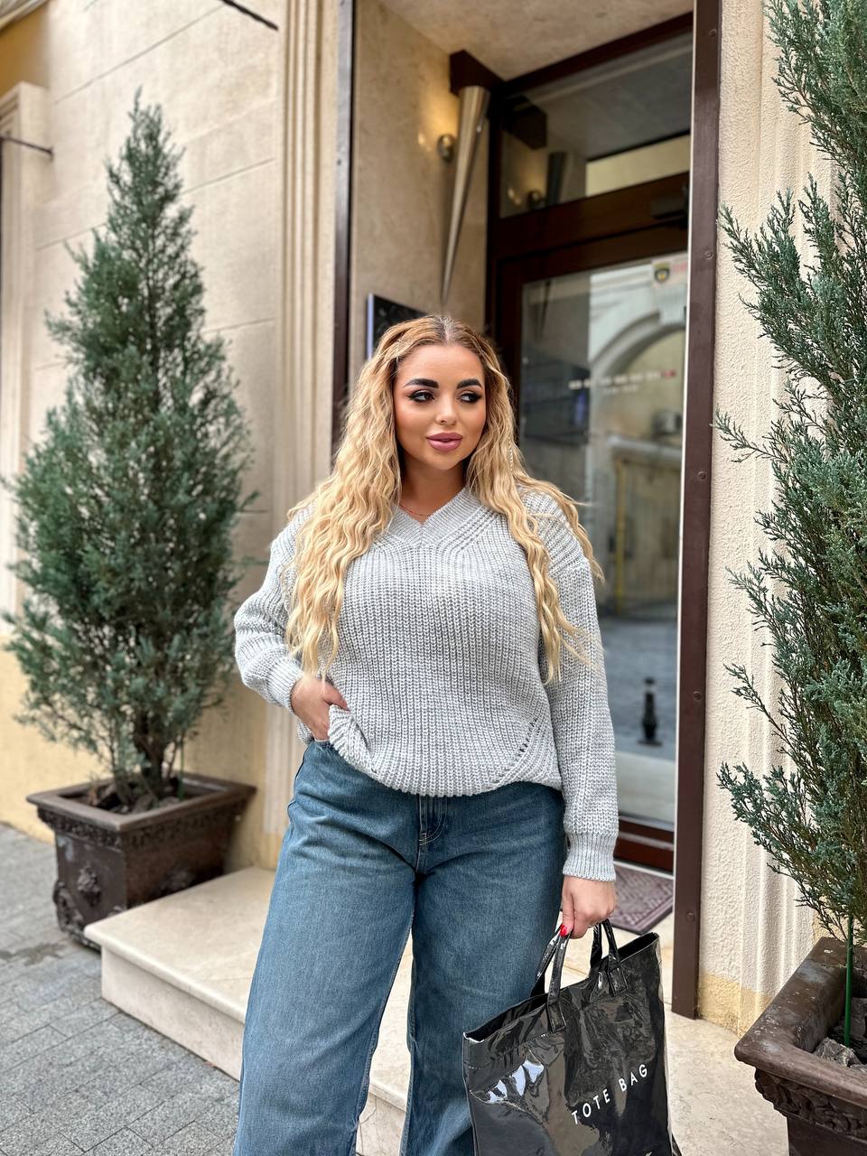 Базовий жіночий светр сiрого кольору 34416