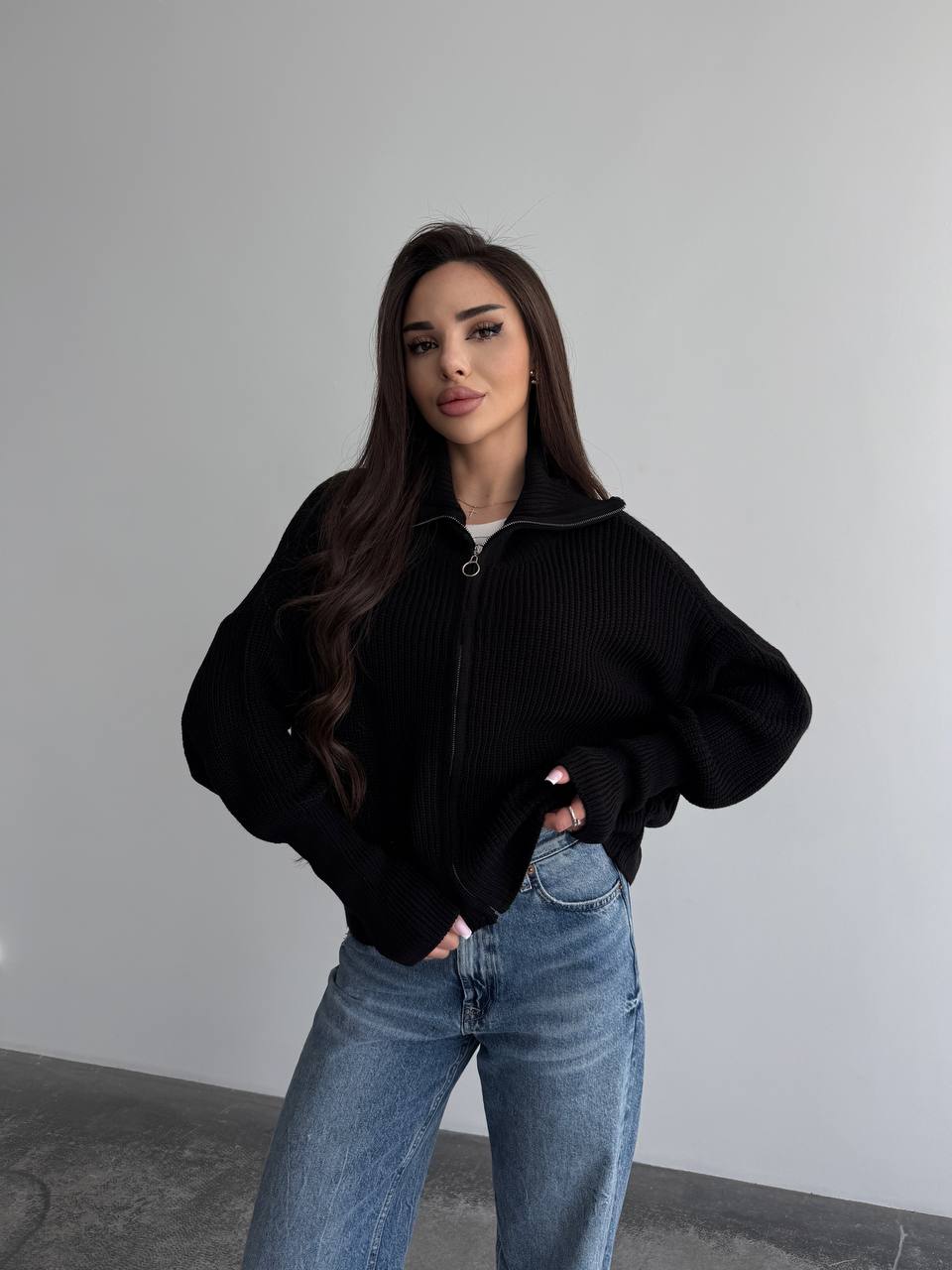 Базовий жіночий светр зi змiкою чорного кольору 35841