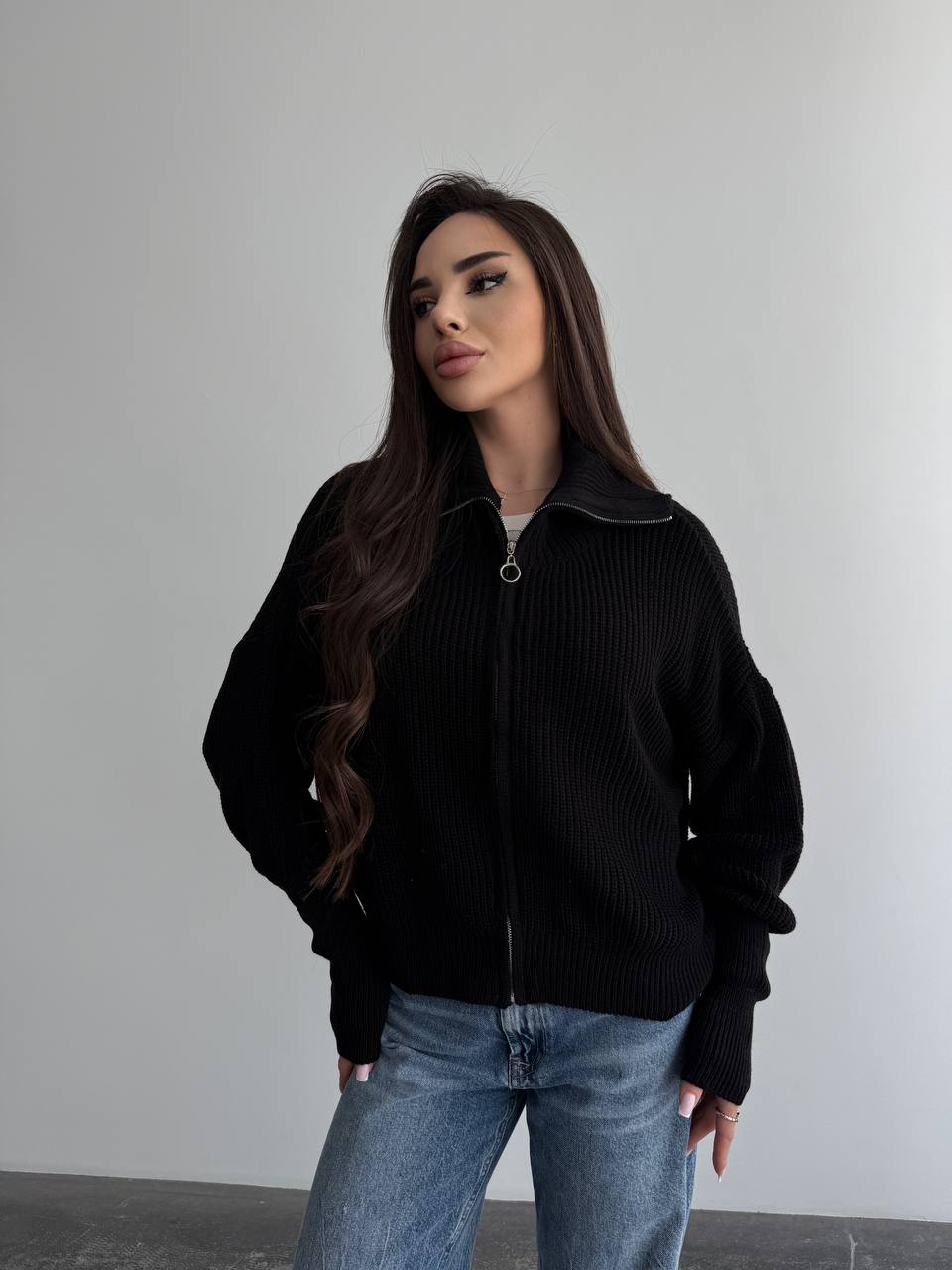 Базовий жіночий светр зi змiкою чорного кольору 35841