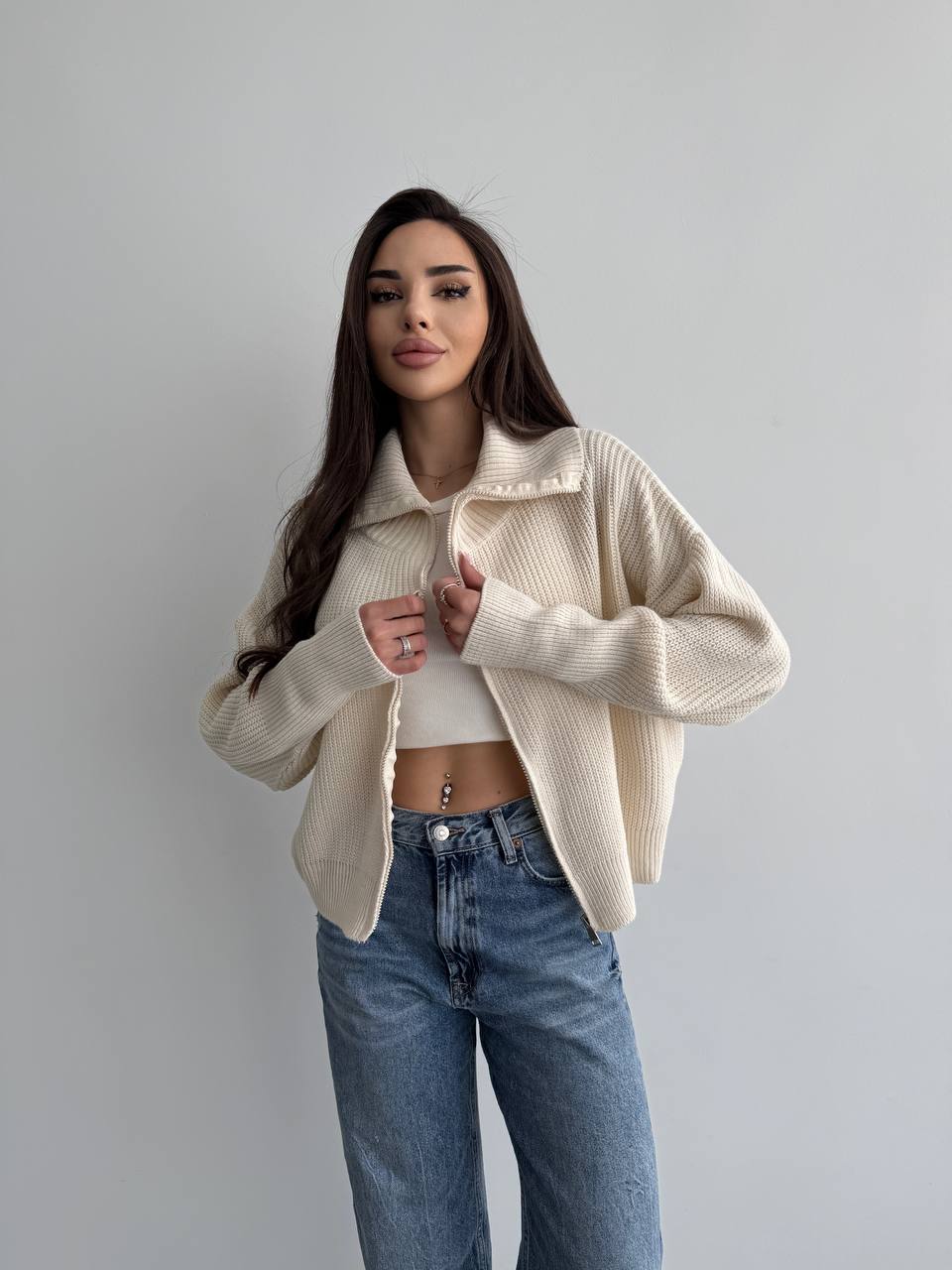 Базовий жіночий светр зi змiкою молочного кольору 35842
