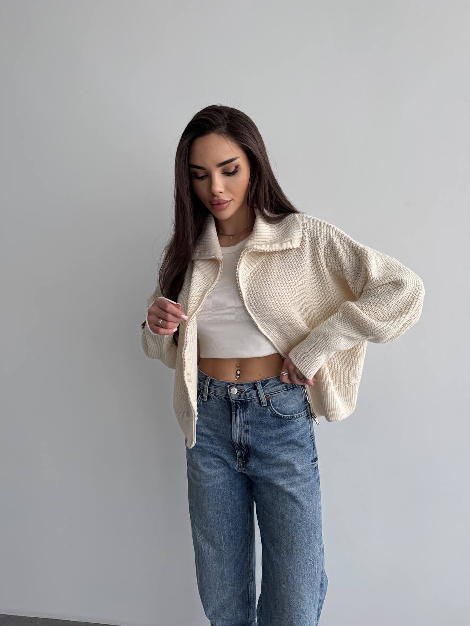 Базовий жіночий светр зi змiкою молочного кольору 35842