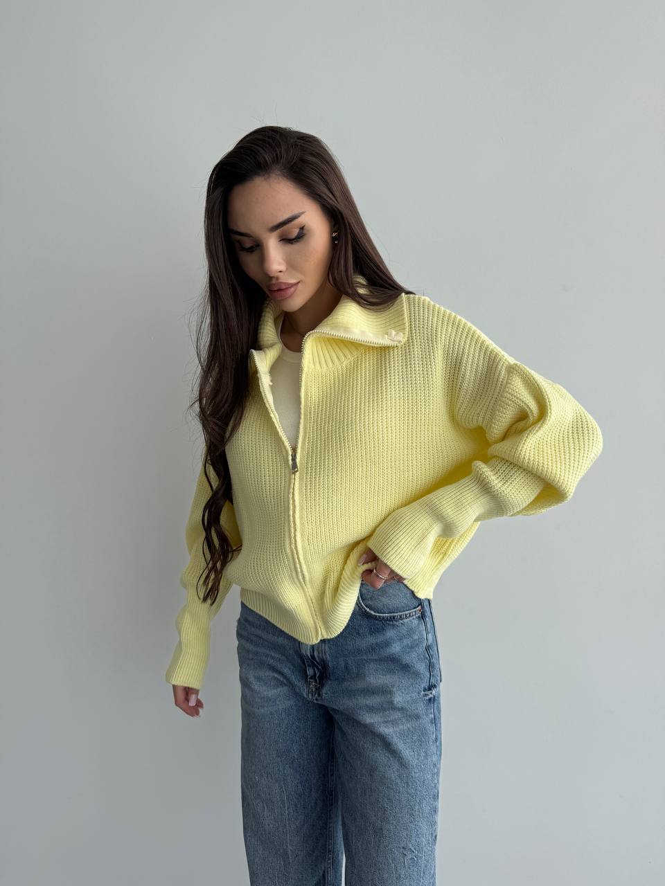 Базовий жіночий светр зi змiкою жовтого кольору 35840