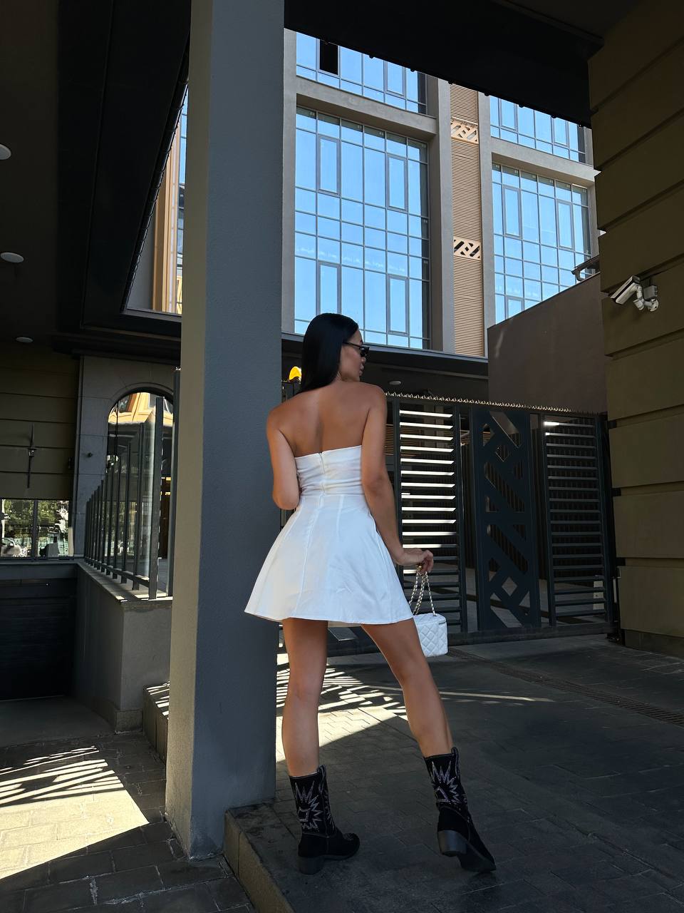 Базовое платье мини белого цвета 29034