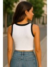 Базовий жіночий кроп-топ у рубчик бiлого кольору 32304