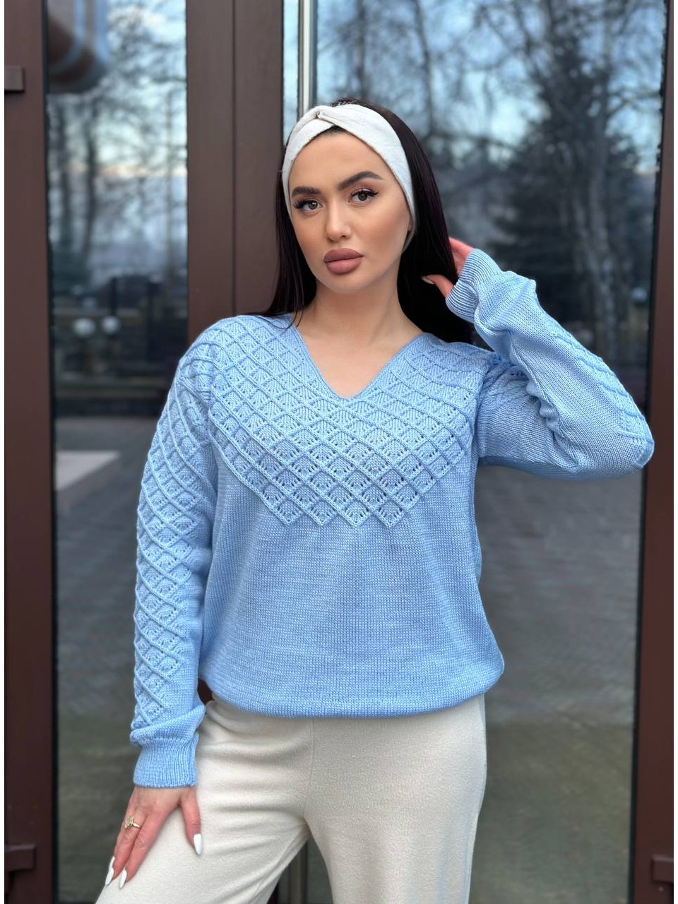 Базовый женский свитер голубого цвета 31734
