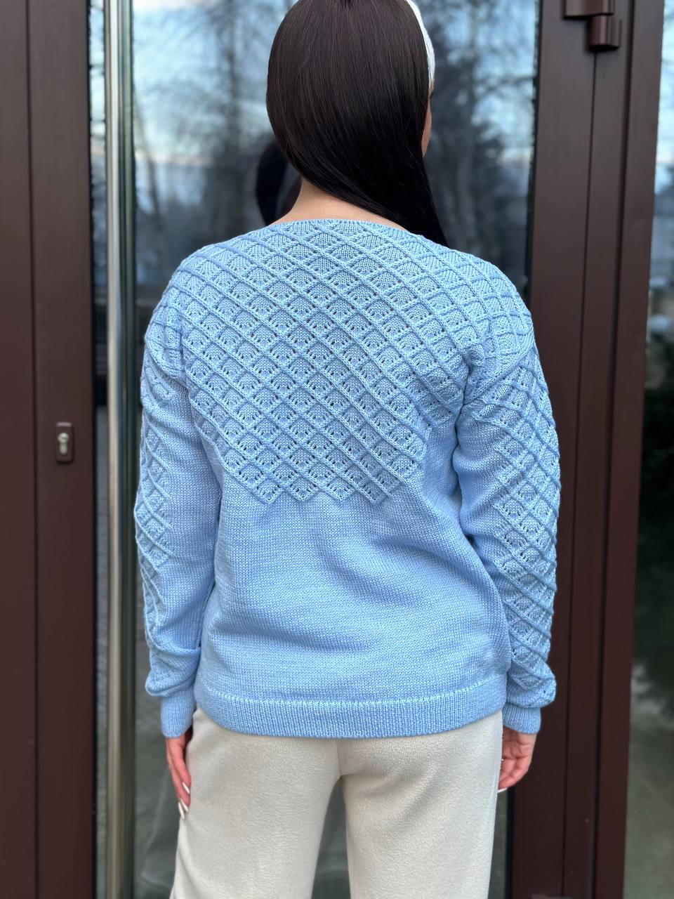 Базовый женский свитер голубого цвета 31734