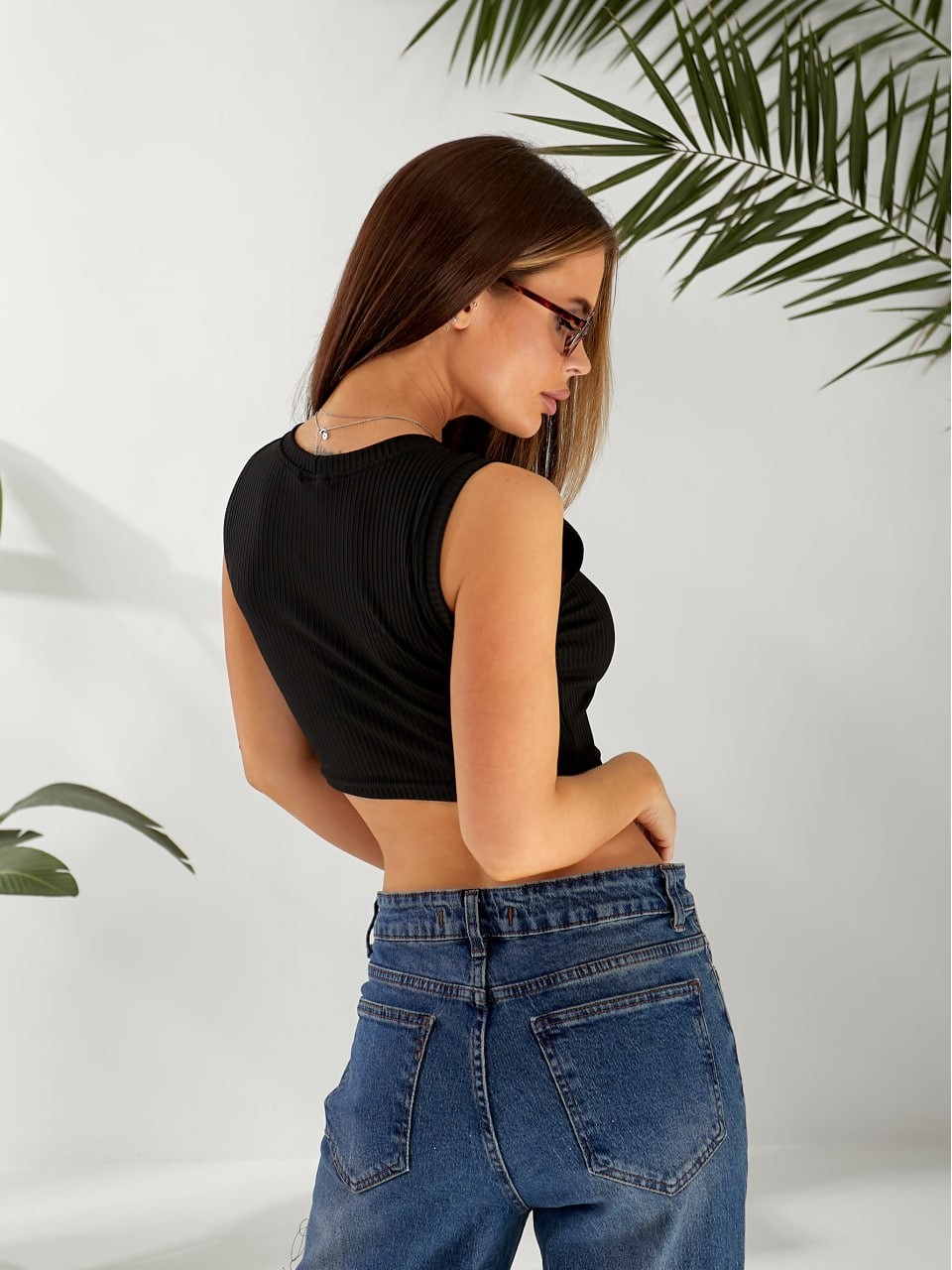 Базовый женский топ в рубчик с вышивкой черного цвета 32405
