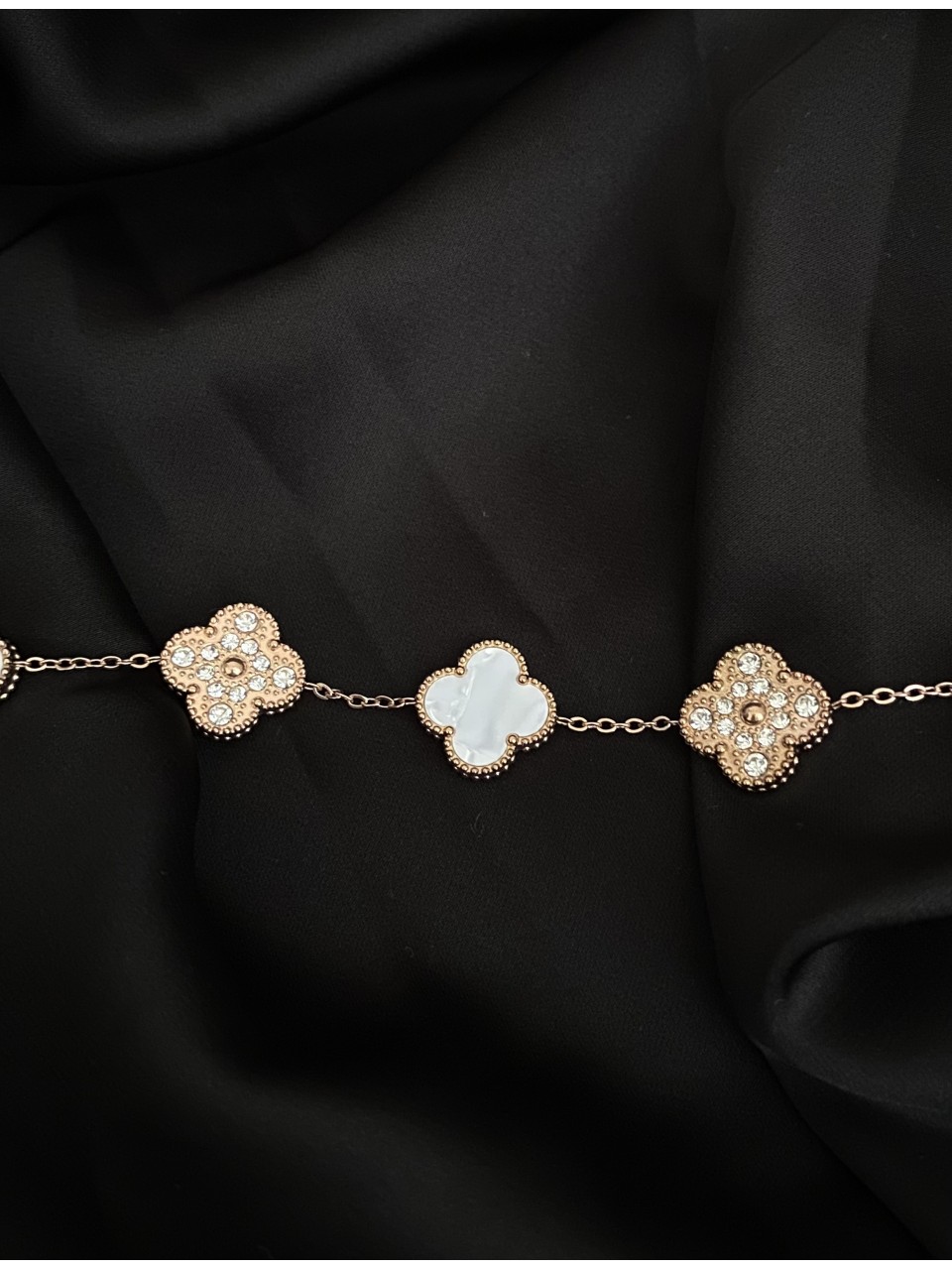 Браслет Конюшина з камінчиками замок карабін золотого кольору 33757