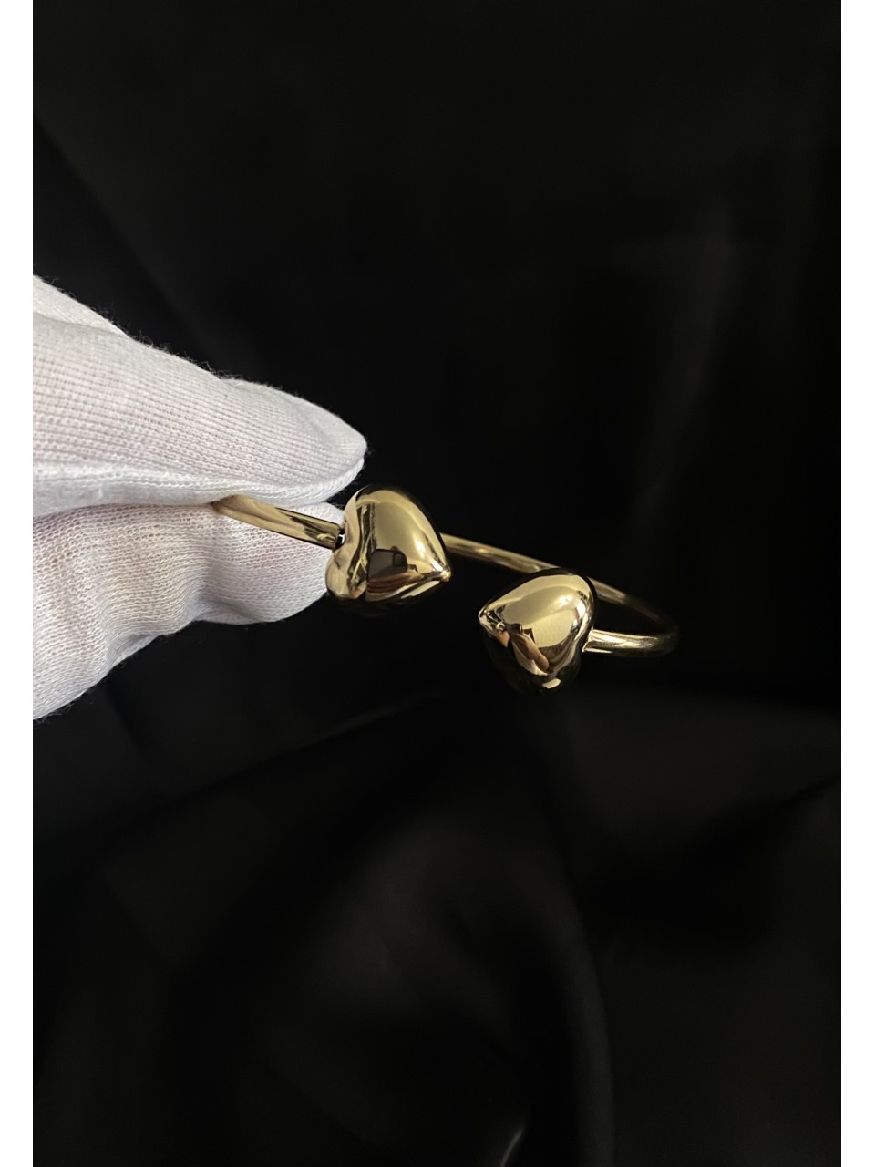 Браслет манжет Сердечки золотого кольору 34385