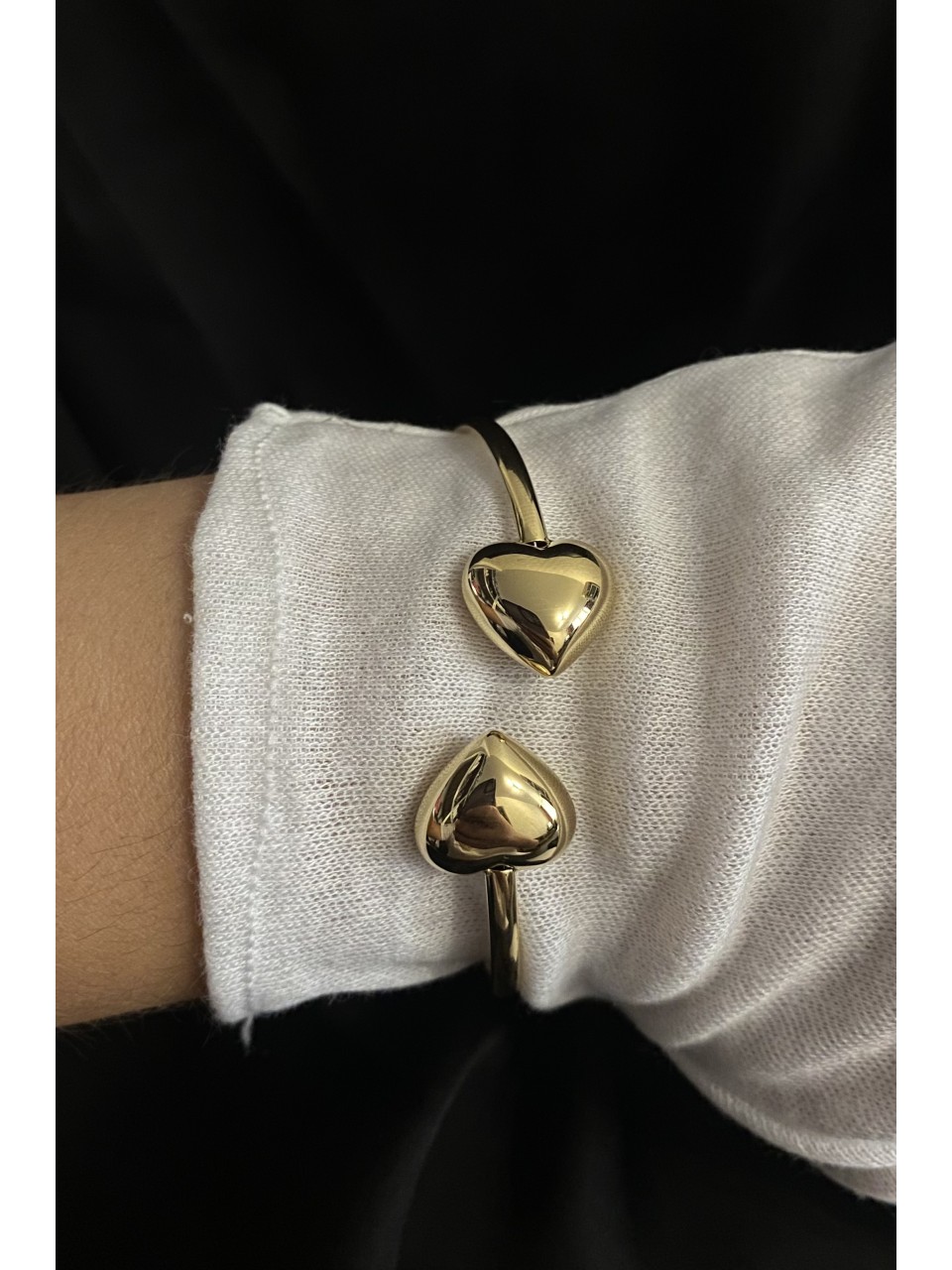 Браслет манжет Сердечки золотого кольору 34385