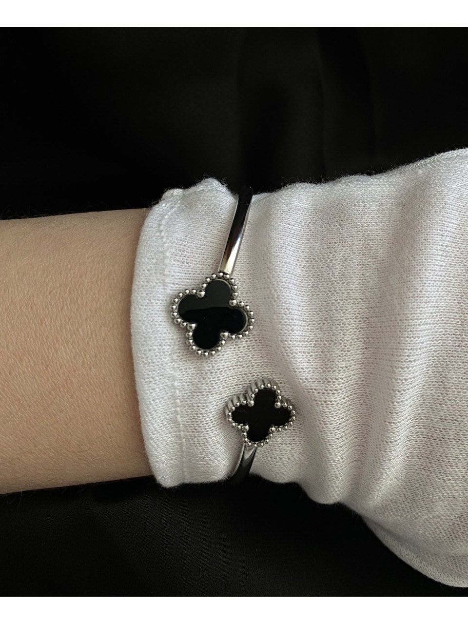 Браслет - манжет дві Конюшини срібного кольору 33051