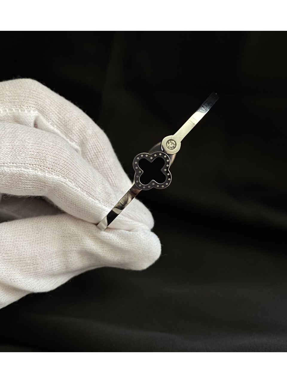 Браслет - манжет Конюшина з каменем срібного кольору 33049