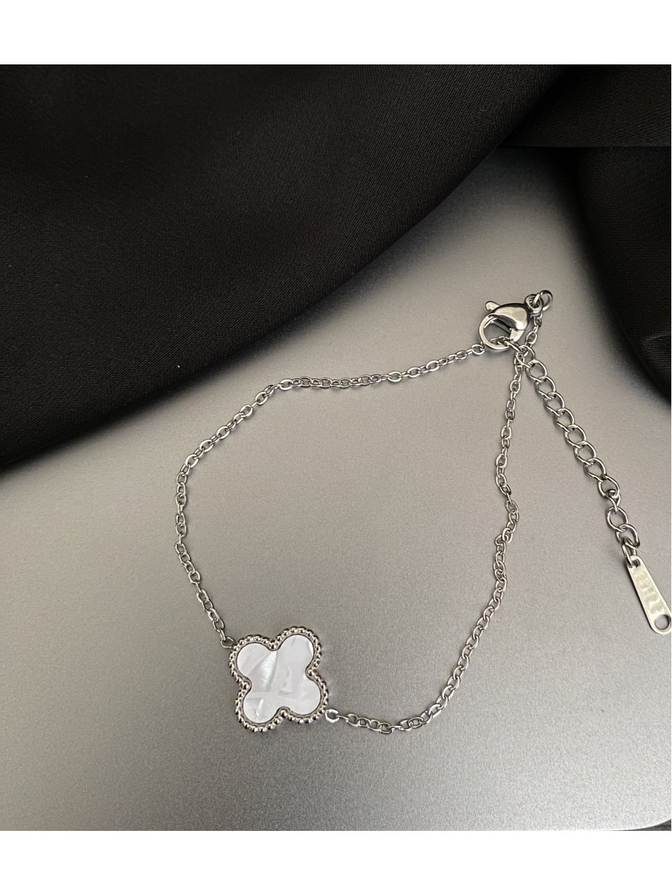 Браслет Клевер двухсторонний серебряного цвета замок карабин 32610