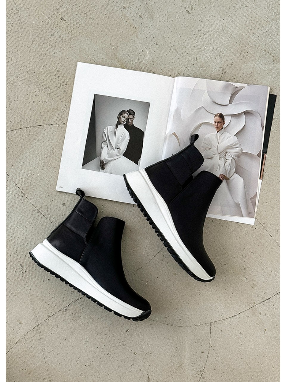 Черевики жіночі шкіряні з білою підошвою (хутро) чорного кольору 34974