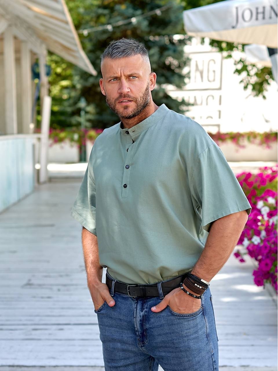 Мужская льняная рубашка-футболка оливкового цвета 33733