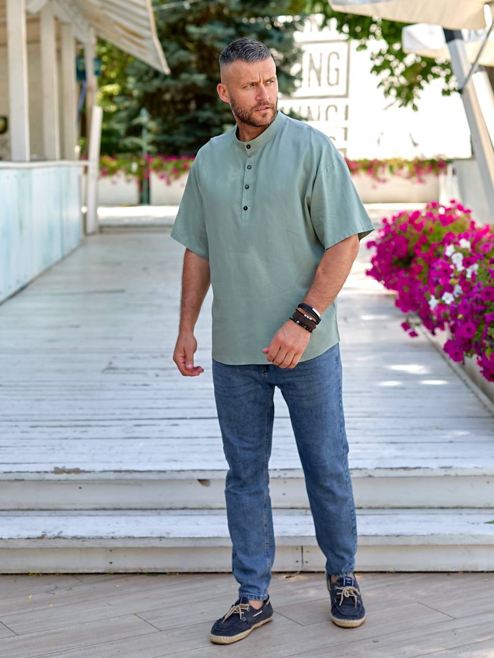 Мужская льняная рубашка-футболка оливкового цвета 33733