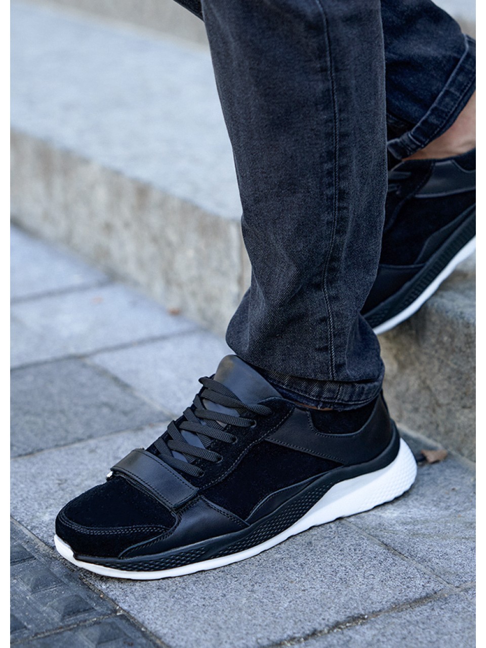 Чоловічі кросівки з натуральної шкіри чорного кольору 35473