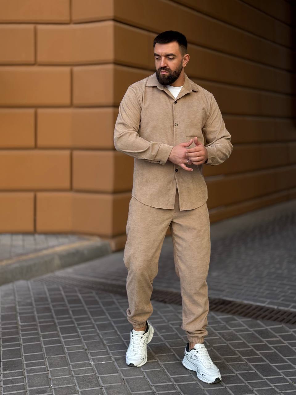 Чоловічий вельветовий костюм бежевого кольору 34480