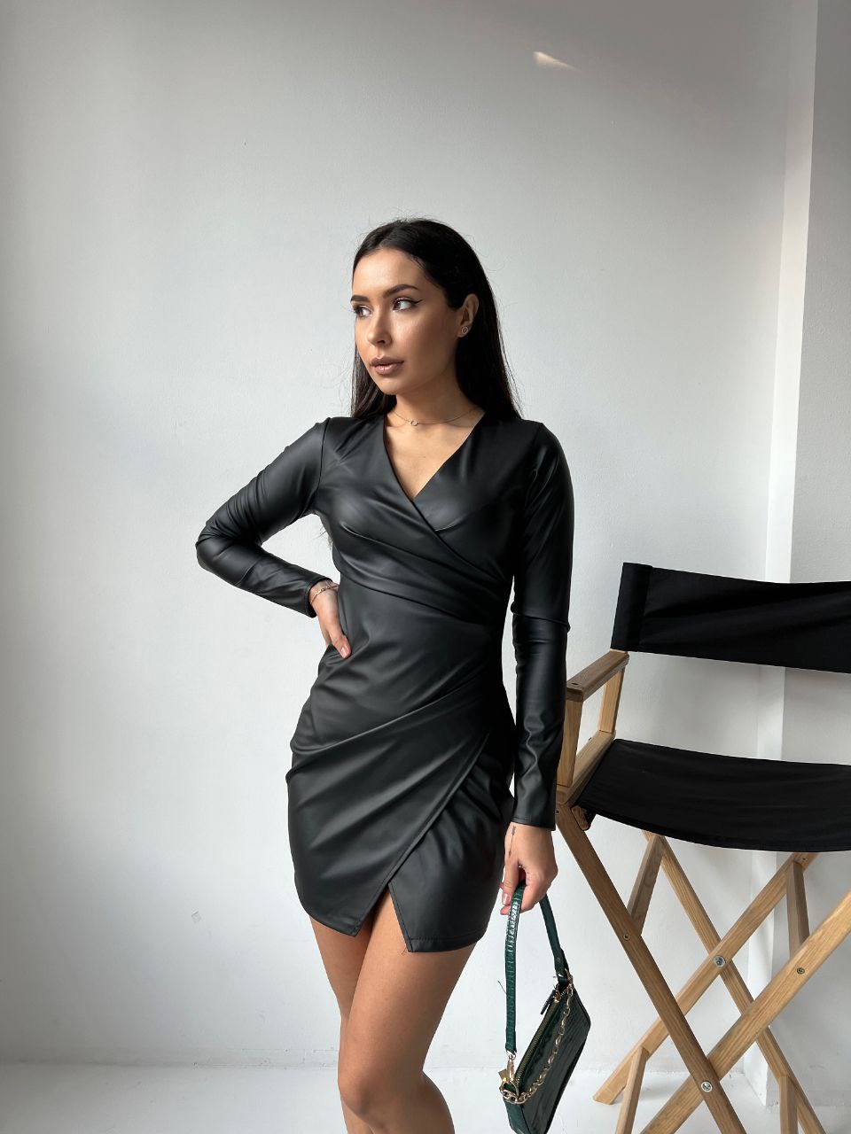 Демисезонное платье мини с эко-кожи черного цвета 33943