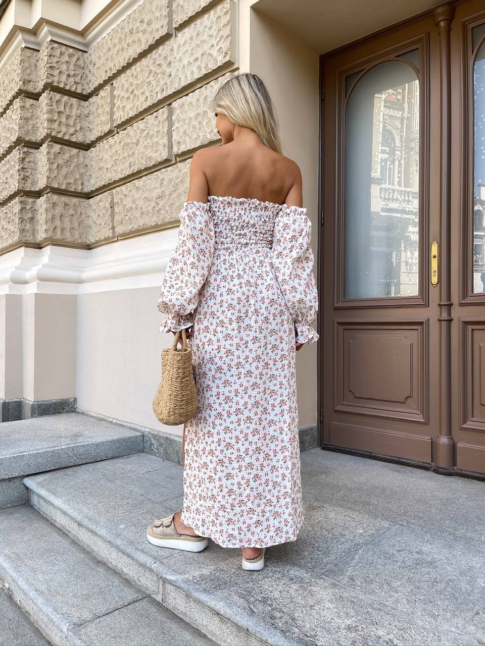 Довга муслінова сукня в квітку пудрового кольору 31982