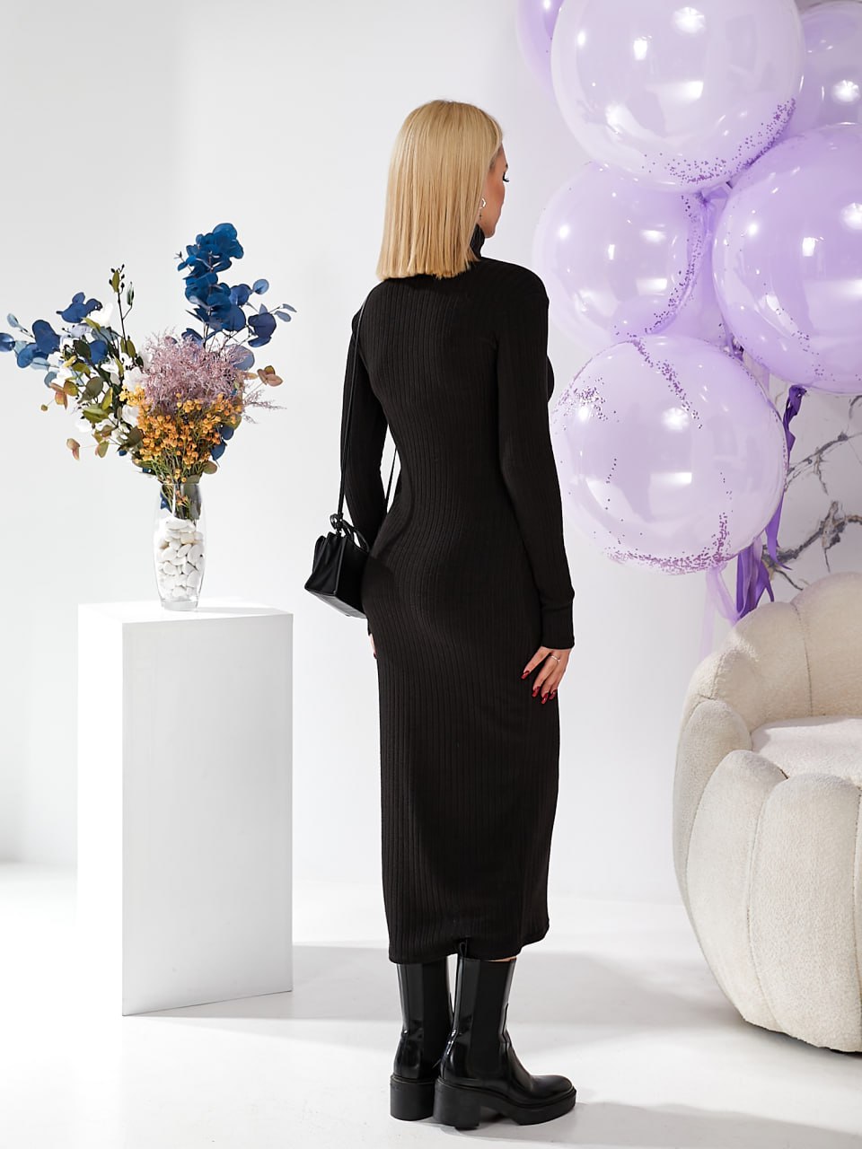 Довга сукня з коміром-стійкою чорного кольору 29996