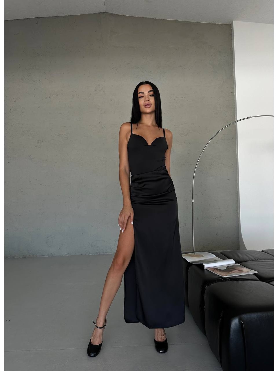 Довга шовкова спідниця з розрiзом чорного кольору 35126