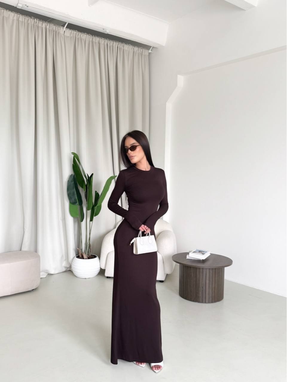 Довга сукня-футляр коричневого кольору 29560