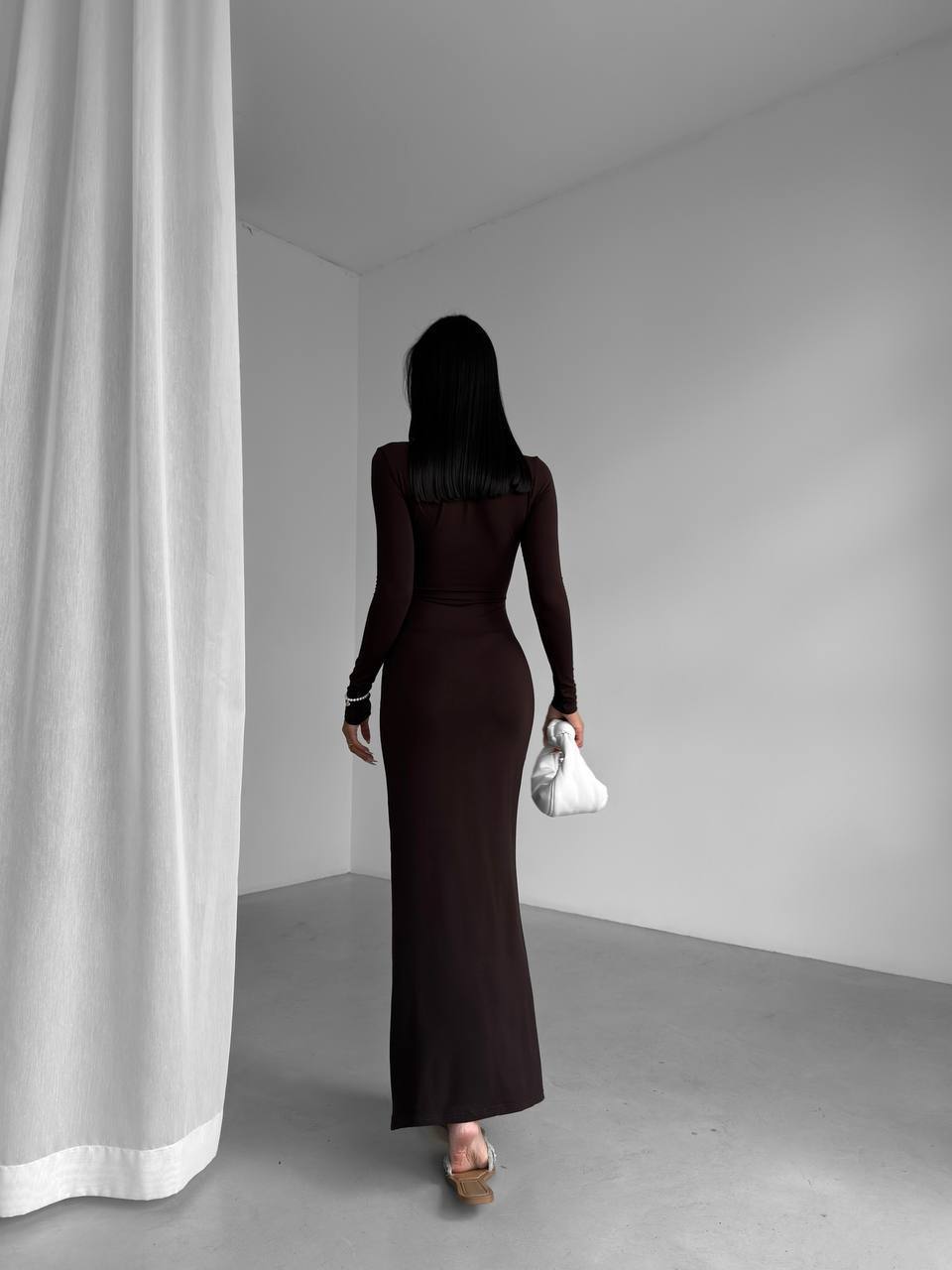 Довга сукня-футляр коричневого кольору 29560