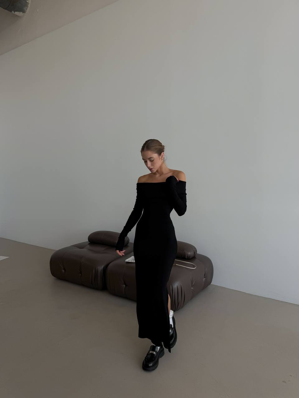 Довга сукня з ангори з відкритими плечима чорного кольору 35698