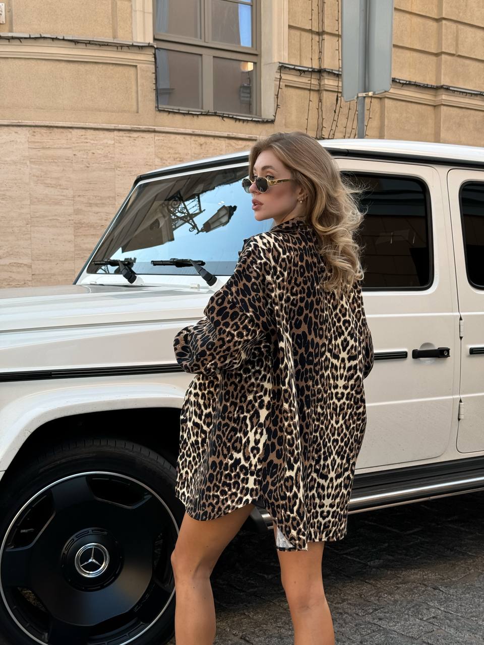 Джинсова жіноча сорочка леопардового стиля коричневого кольору 34282