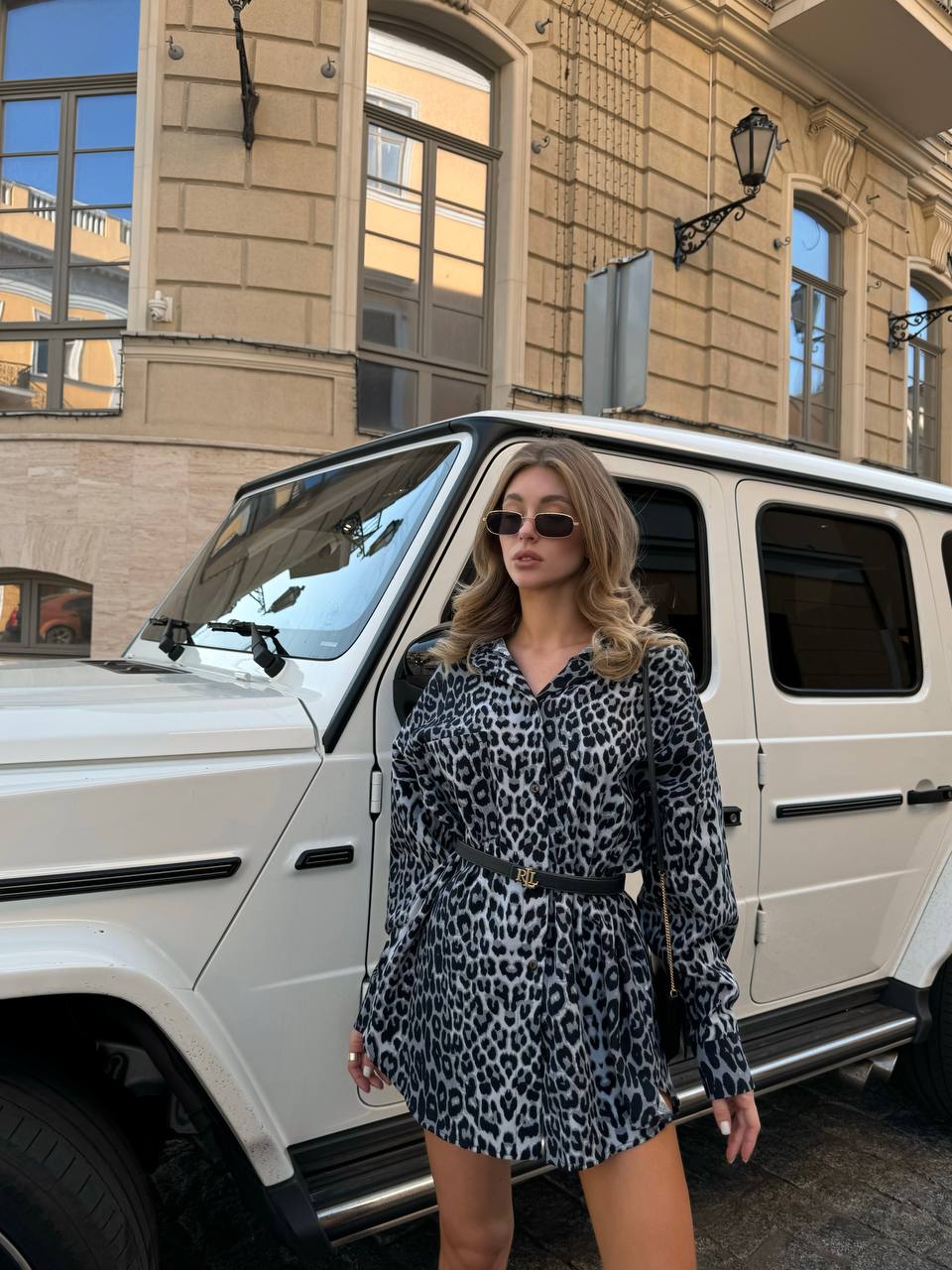 Джинсова жіноча сорочка леопардового стиля сiрого кольору 34283