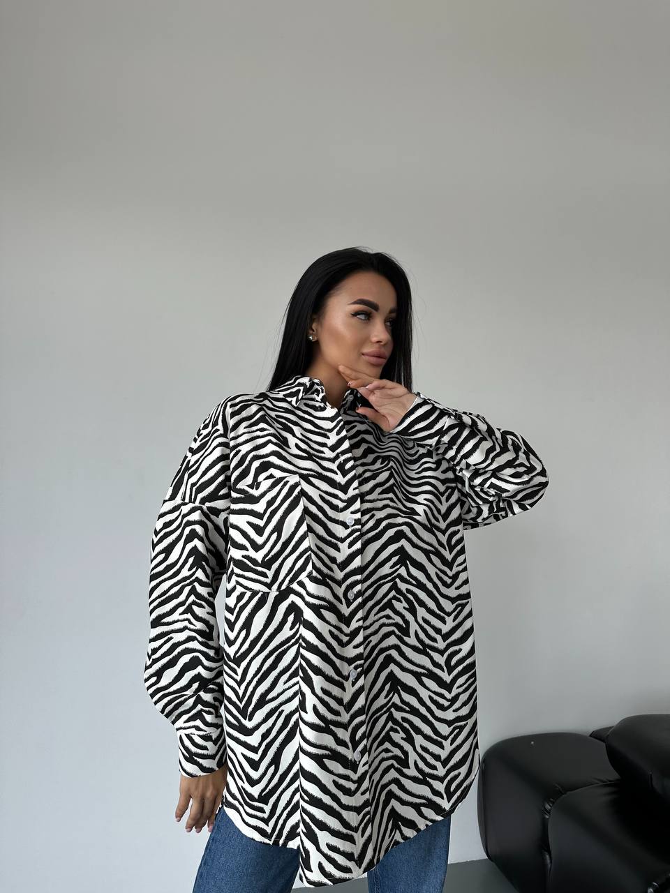 Джинсовая женская рубашка стиля зебры черно-белого цвета 34284