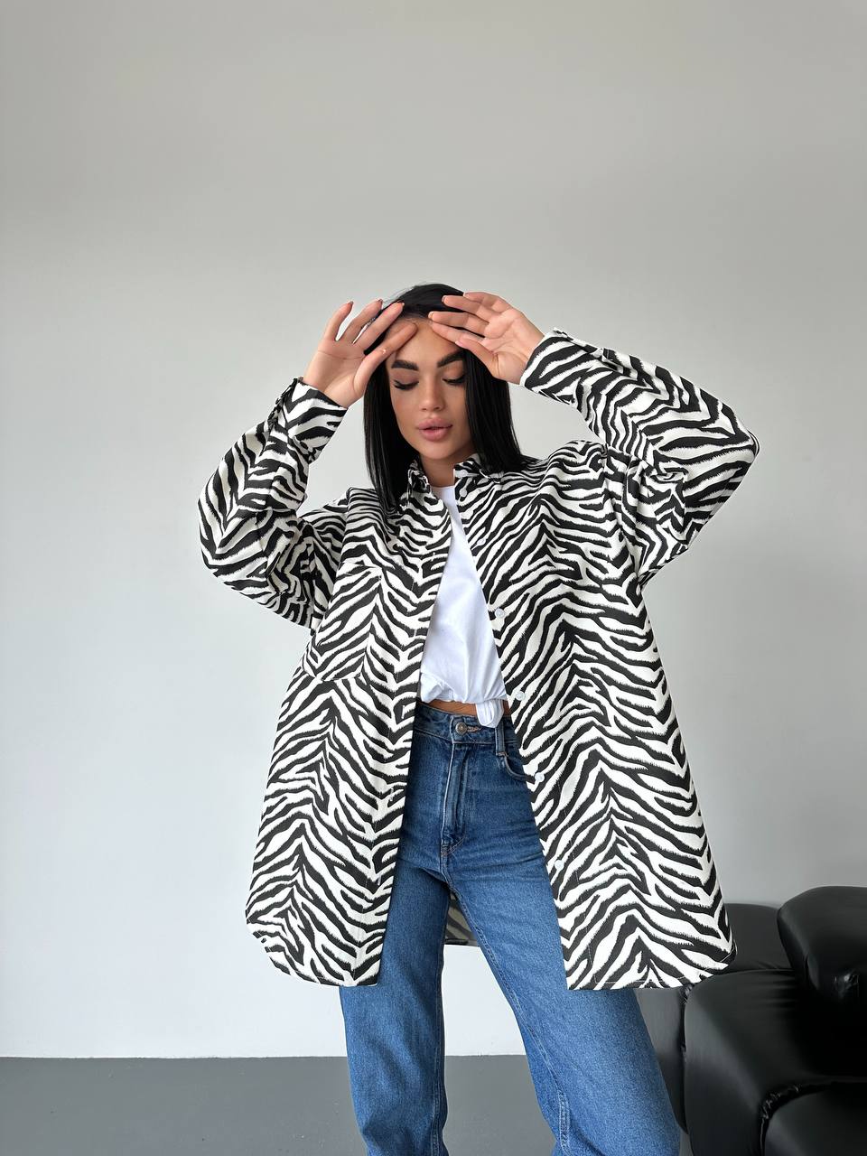 Джинсовая женская рубашка стиля зебры черно-белого цвета 34284