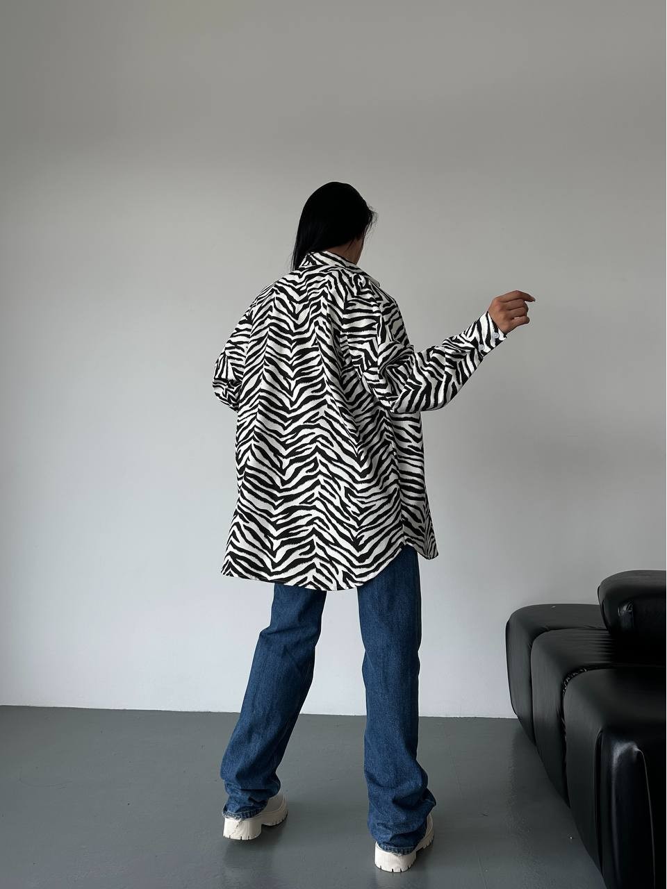 Джинсовая женская рубашка стиля зебры черно-белого цвета 34284