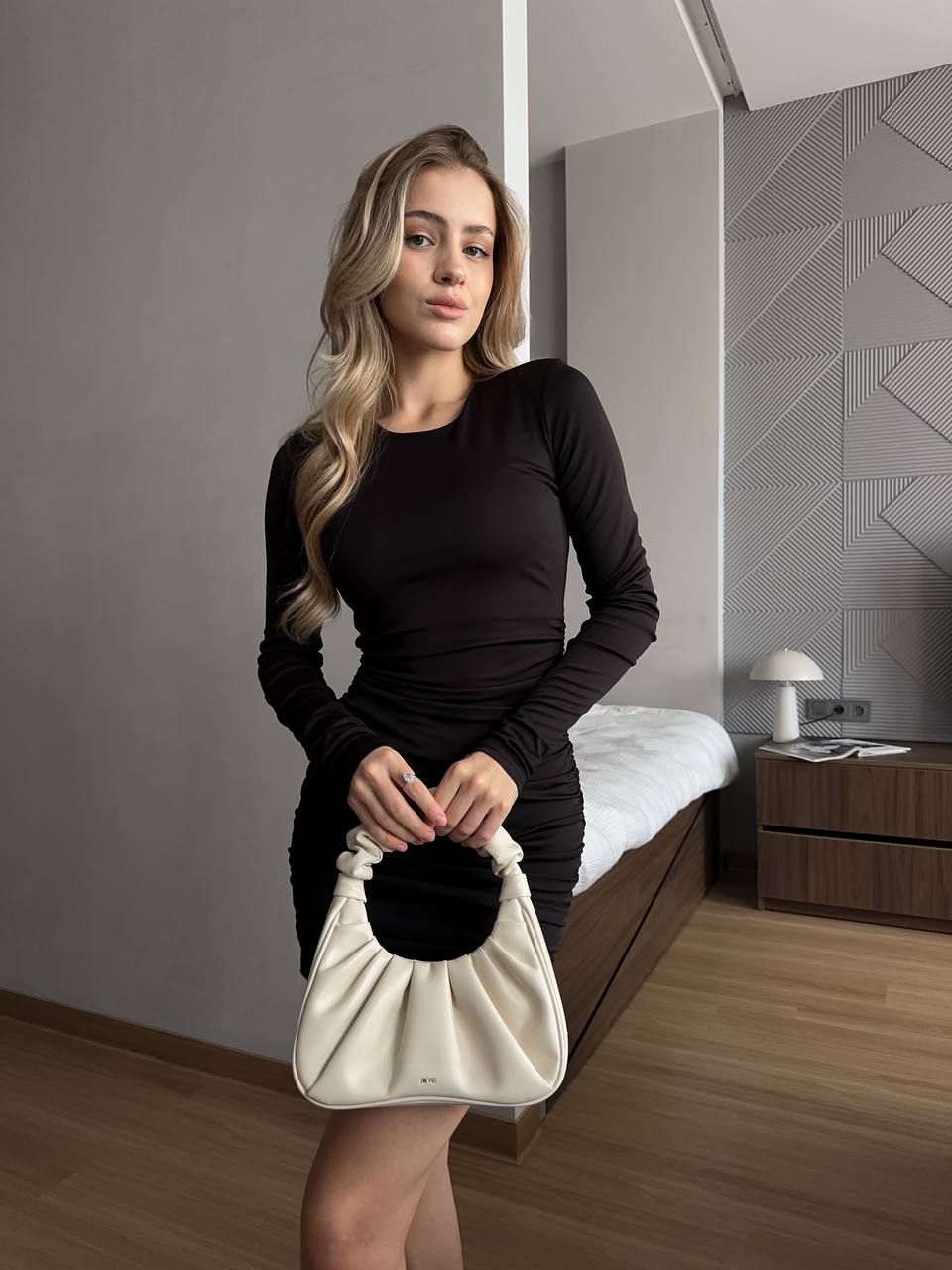 Эластичное платье мини на затяжках черного цвета 35491