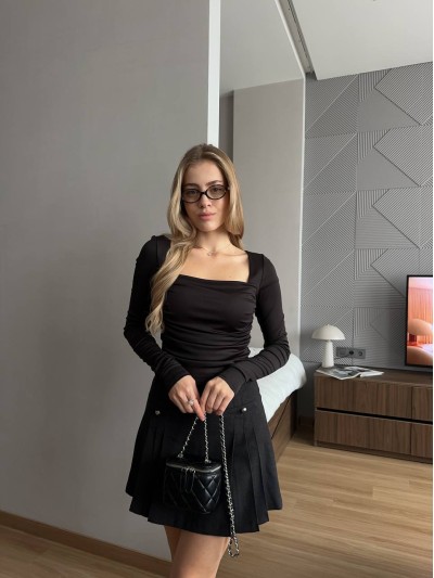 Еластичний жіночий топ із рукавом чорного кольору 35412