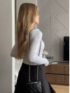 Еластичний жіночий топ із рукавом молочного кольору 35410