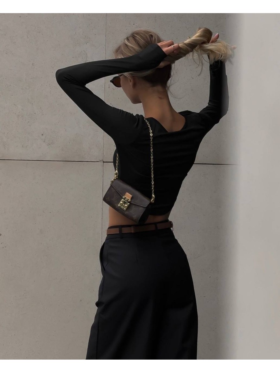 Эластичный женский топ с рукавом черного цвета 32501