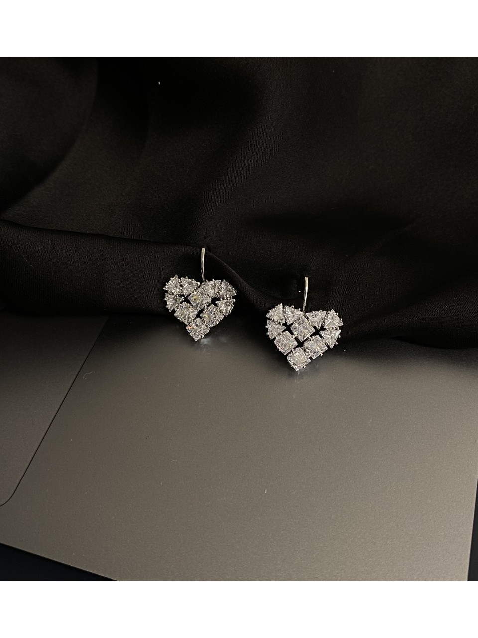 Серьги Сердца с камушками серебряного цвета английский замок магнит 33352