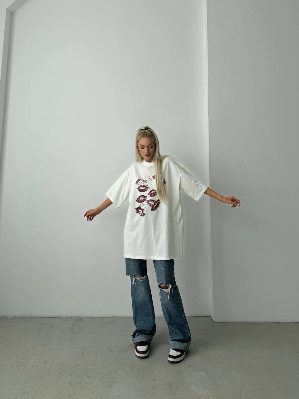 Бавовняна футболка з принтом білого кольору 28845