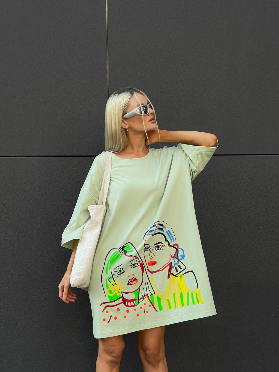 Бавовняна сукня-футболка з малюнком фiсташкового кольору 32214