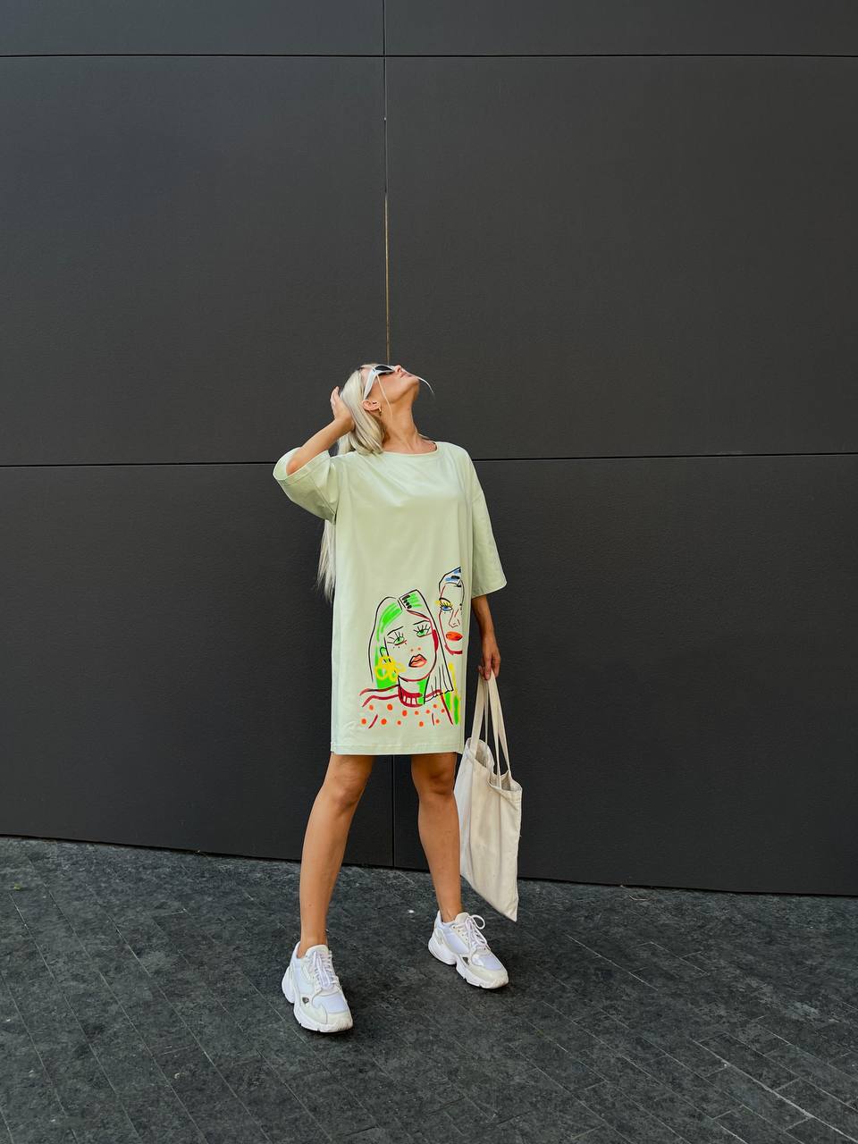 Бавовняна сукня-футболка з малюнком фiсташкового кольору 32214